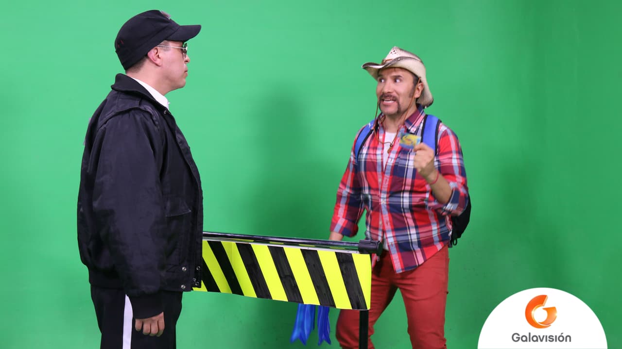 Con orgullo mostró su tarjeta de las águilas del América.