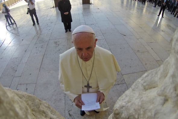 El papa reza en el Muro Occidental en Jerusalén, en sus últimas horas de visita en Tierra Santa.