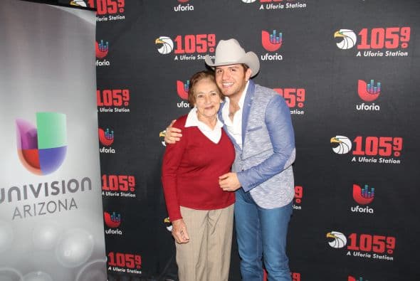 El Dasa no solo deleitó a sus fans con su voz y carisma, también compartió con ellos tomándose fotos antes del concierto. 
