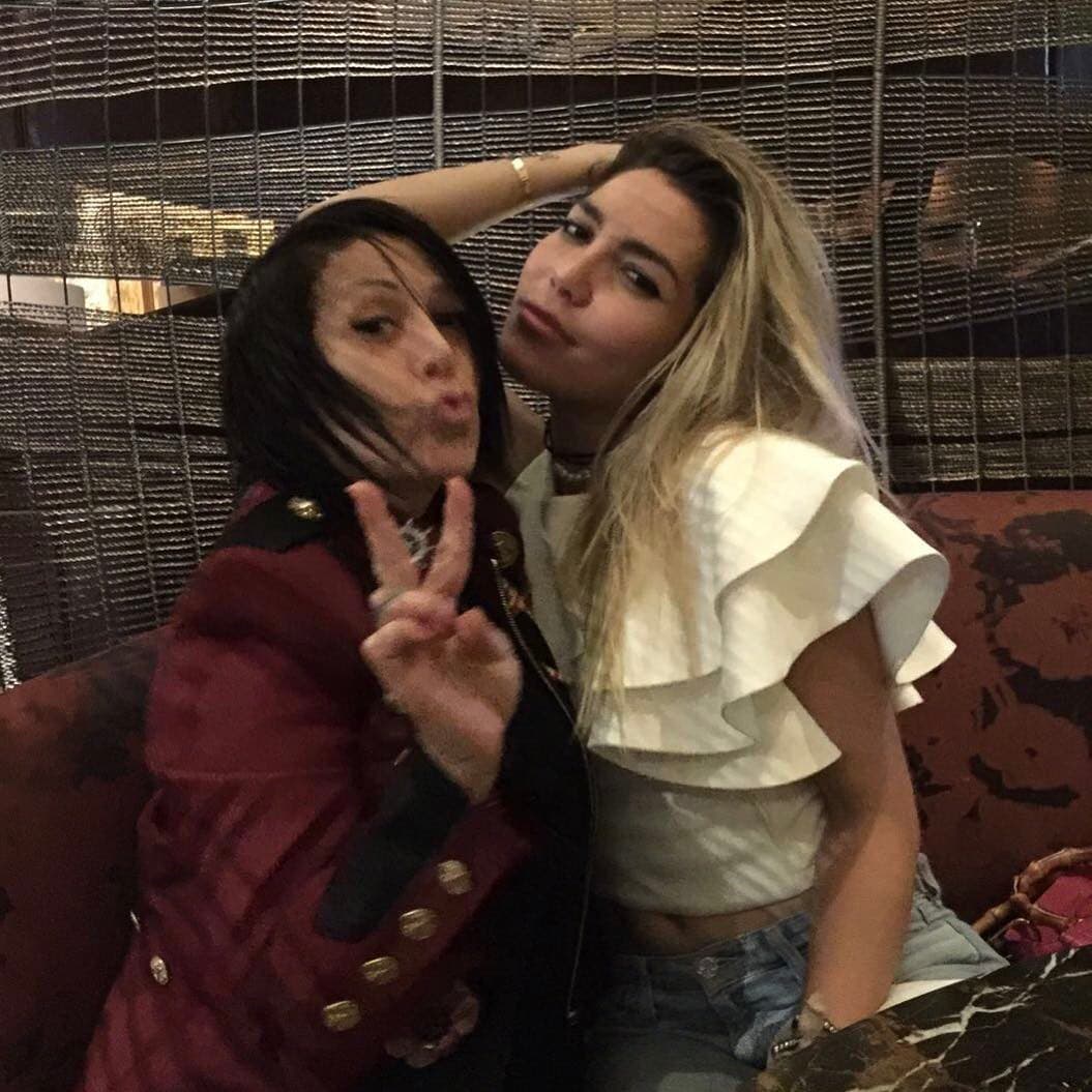 Después vendrían reclamos públicos mucho más directos y revelaciones, como que no se hablan desde finales del año pasado, e incluso hizo pública una supuesta
<b><a href="https://www.univision.com/shows/el-gordo-y-la-flaca/detalles-de-los-supuestos-mensajes-de-frida-sofia-con-alejandra-guzman-por-whatsapp-video">conversación privada que tuvo con Alejandra</a></b> en la que le pidió no involucrarse con uno de sus ex.