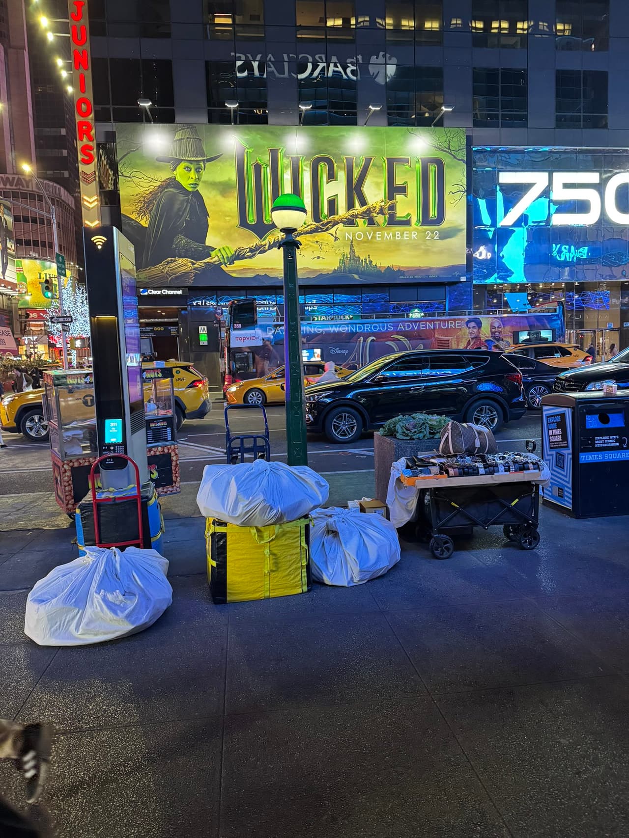 Un día después 
<b>el operativo se movió hacia Times Square</b>, donde decomisaron airpods apócrifos y otra mercancía ilegal.
<br>