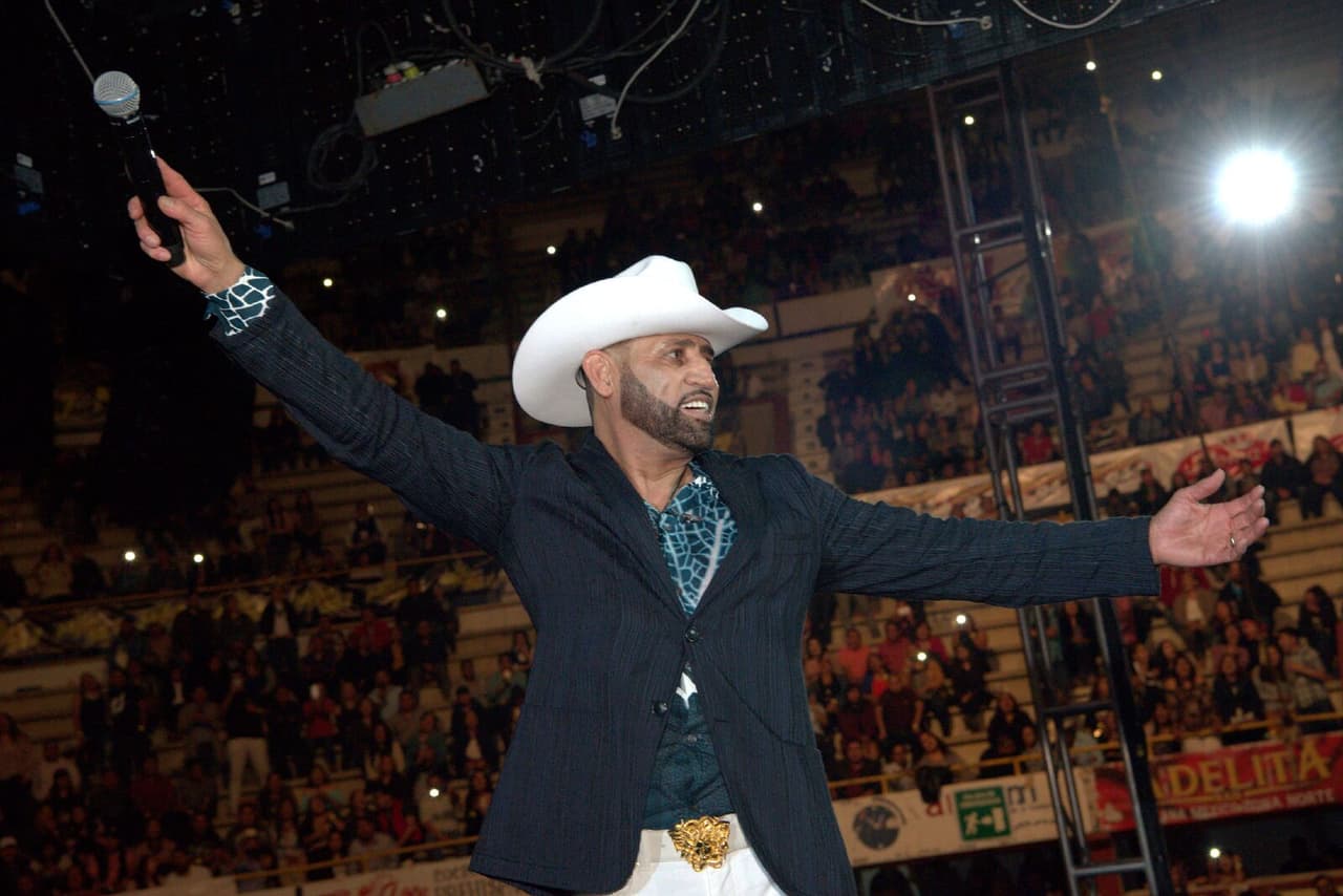 Feliz, el cantante escuchaba cómo su público le cantaba 'Las Mañanitas', con motivo de su cumpleaños número 56.