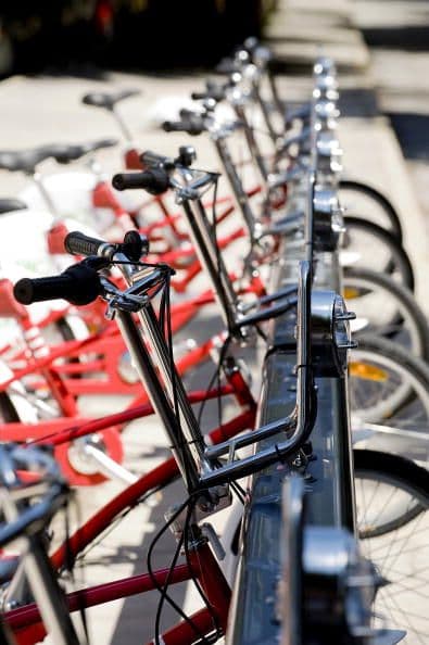 En Corea del Norte esta prohibido que una mujer se suba a una bicicleta, sin importar si un hombre la esta manejando.