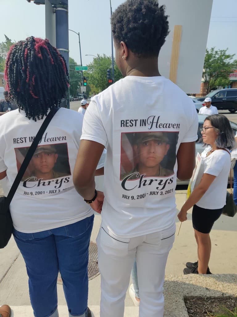 Actualmente se ofrece una recompensa de $10,000 por información que conduzca al arresto del responsable de la muerte de este joven miembro de la Guardia Nacional de Illinois.