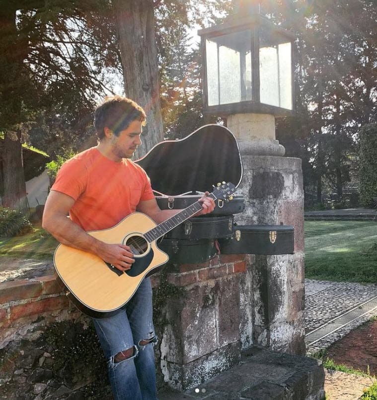 Además de desenvolverse como cantante, Eduardo Capetillo Jr. este año incursionó en la actuación al formar parte del elenco de la serie ‘Donde hubo fuego’, protagonizada por su papá.