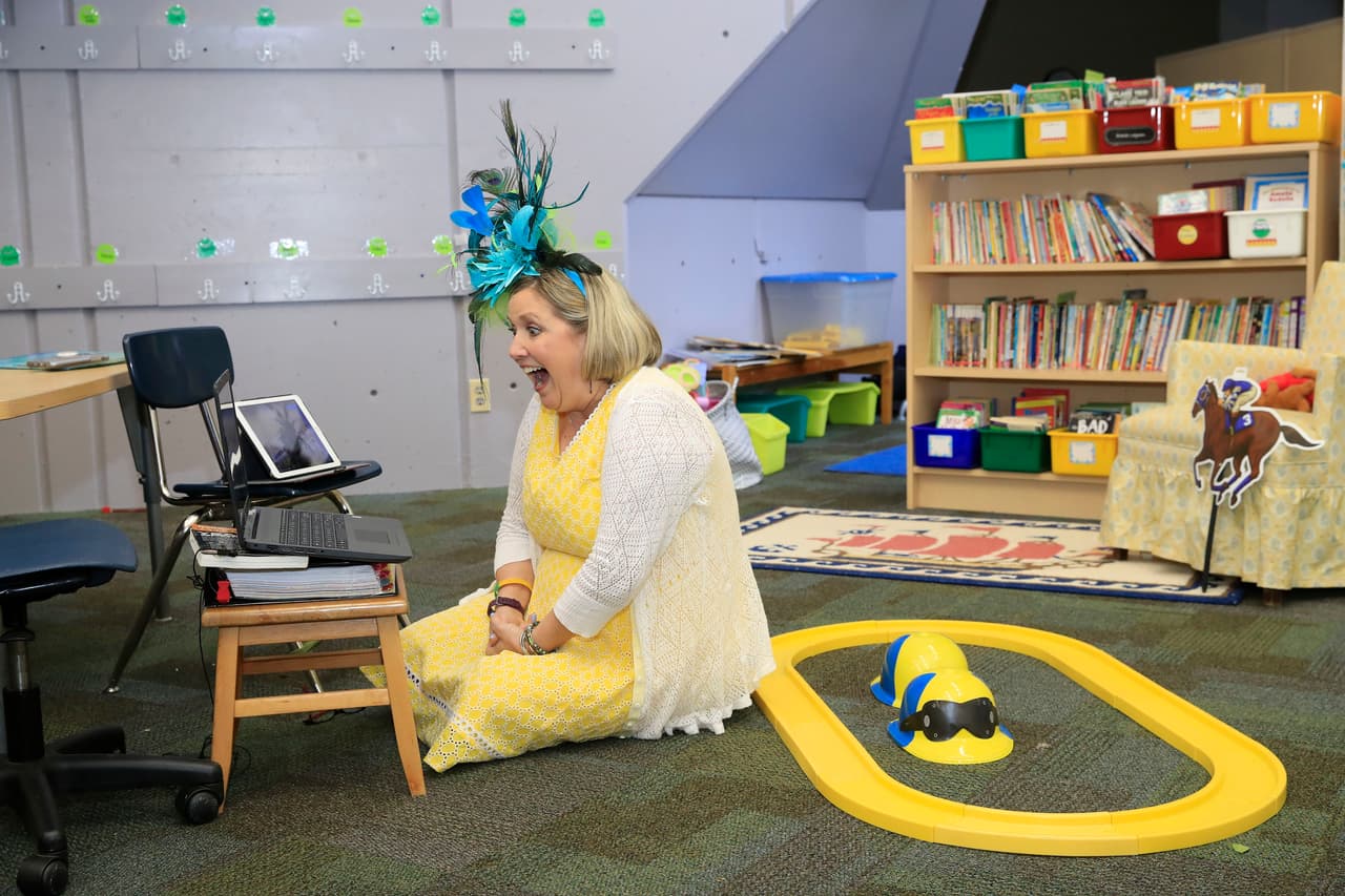 <b>Alegría en la clase virtual. </b>Joann Collins Brock, maestra de una escuela primaria Goshen, Kentucky, habla con sus alumnos a través de una video conferencia. Según un informe de la 
<a href="https://en.unesco.org/covid19/educationresponse" target="_blank">UNESCO</a>, el 5 de mayo, cuando ya se habían abierto escuelas en algunos países, las rutinas de más de 1,200 millones de estudiantes continuaban afectadas por la pandemia.
<br>