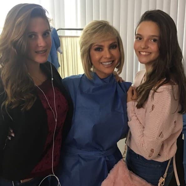 Daniela es la hija mayor de la actriz y cuenta con 14 años, mientras que Alexa tiene 12, ambas heredaron la belleza de su madre, así como el talento, pues a sus cortas edades ya han participado en telenovelas y obras de teatro, aunque 
<b>Castro</b> ha declarado que los estudios de sus hijas son prioridad.