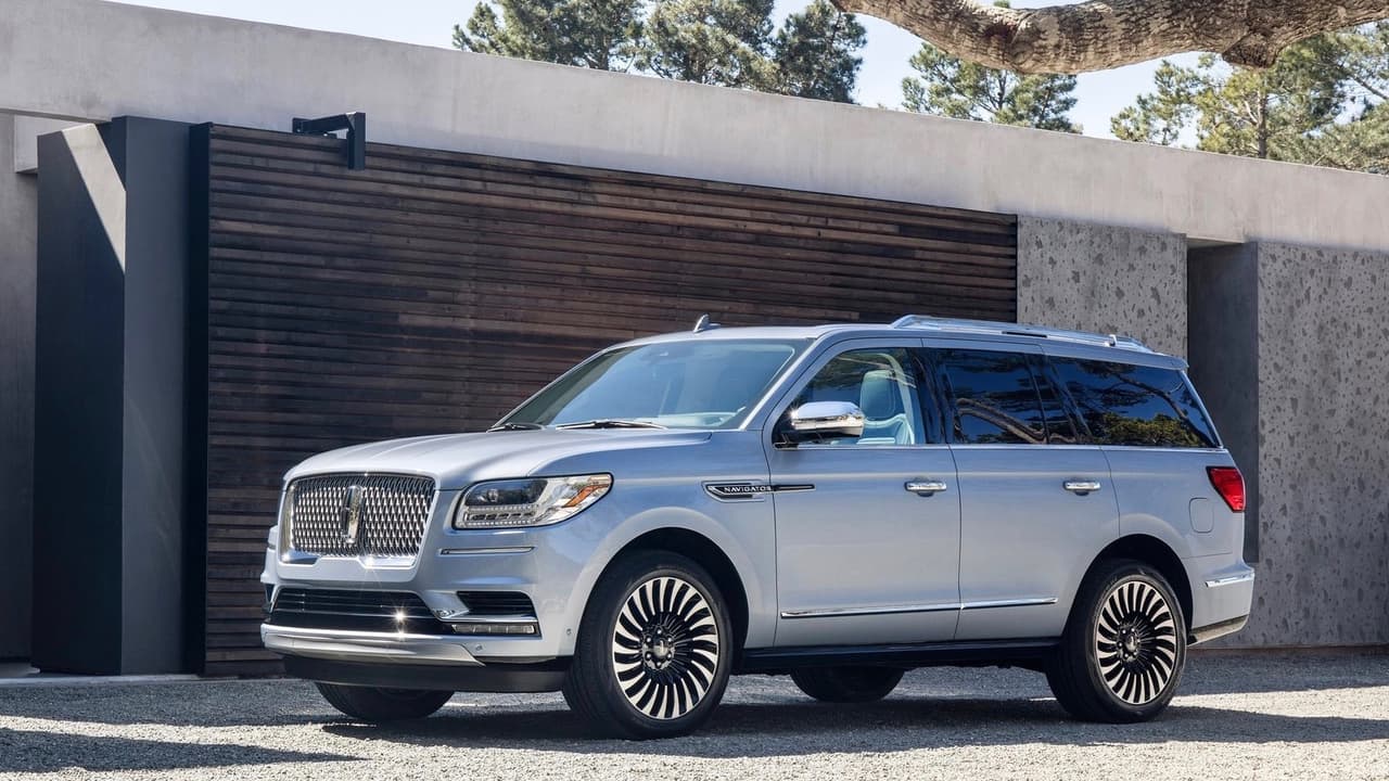 <b>Lincoln Navigator</b>
<br>La gigantesca camioneta de Lincoln muestra belleza ilimitada tanto por dentro como por fuera. Si bien este es un auto eminentemente familiar, la extraordinaria belleza de su cabina, sobre todo en las distintas combinaciones de color y texturas de su nivel
<i>Black Label</i>, son ideales para románticos y relajados viajes largos. Ninguna camioneta de este tamaño invoca el romance como la 
<b><a href="https://www.univision.com/noticias/lincoln/la-lincoln-navigator-2018-quiere-reconquistar-tu-corazon-con-serenidad-potencia-y-lujo-de-verdad" target="_blank">Navigator</a></b>.