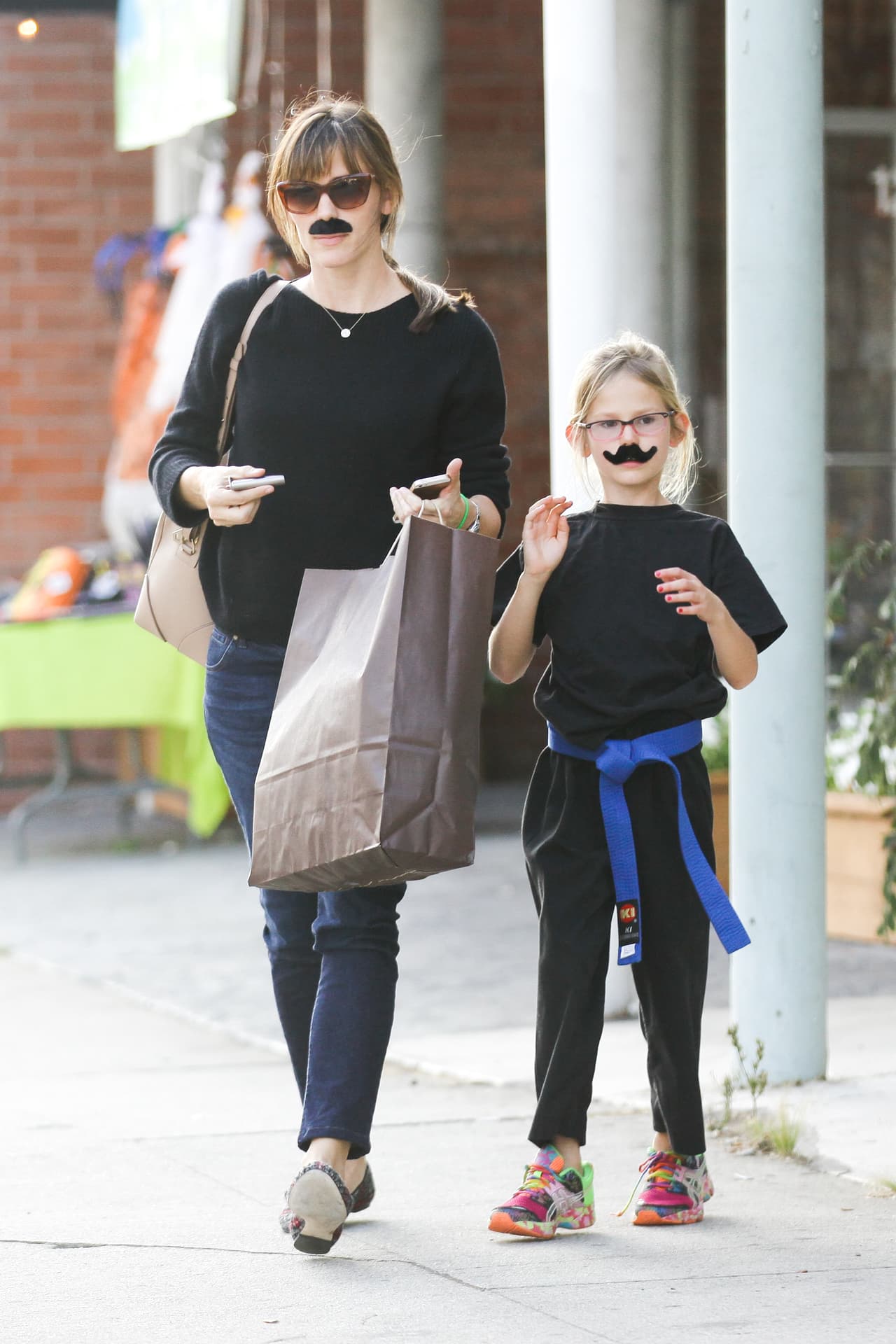 Tiene tanto sentido del humor para ser tan perseguida por paparazzi, ¡que una vez se puso bigotes con su nena!