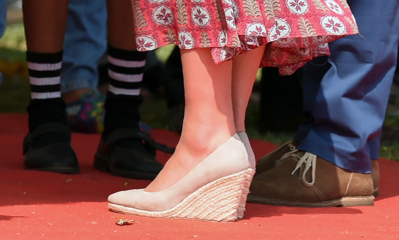 El tono 'nude' ha sido una constante en sus apuestas de zapatos para este viaje por la India y Bután. Fáciles de combinar, para este vestido eligió unos de la marca Mint Velvet, bautizados Mink Grace, con su suela trenzada en fique y hechos en gamuza. Los zapatos se encuentran en la tienda online por $185 dólares. Un modelo ideal porque permite una formalidad deportiva.