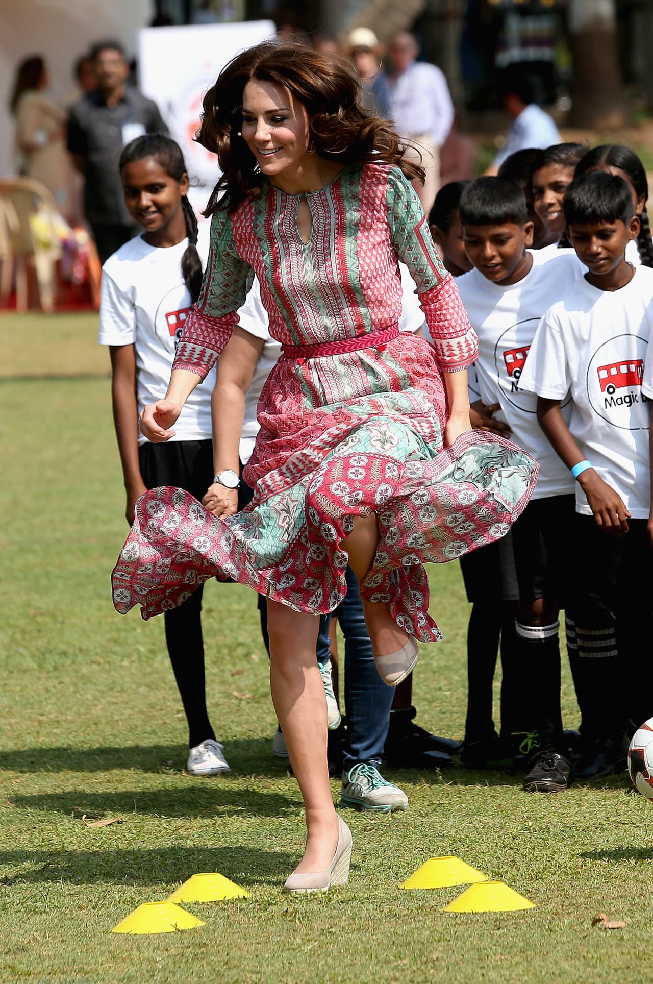 La Duquesa de Cambridge ha olvidado por una semana su tradicional pose de manos delicadamente cruzadas y ha mostrado al mundo su desprevención y sus habilidades atléticas. Para tal fin, la escogencia de su ropa ha sido estratégica: diseñadores ingleses y modelos cómodos. Con este colorido vestido de Anita Dongre, no podrían ir otros zapatos que unos espadriles (alpargatas de taco corrido) de tan solo 3,5 pulgadas, ideales para los días de campo.