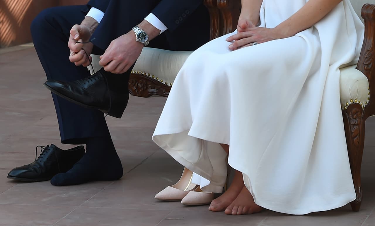 Para homanejear a Mahatma Gandhi en su museo en Old Birla House, los duques se retiraron sus zapatos en señal de respeto.