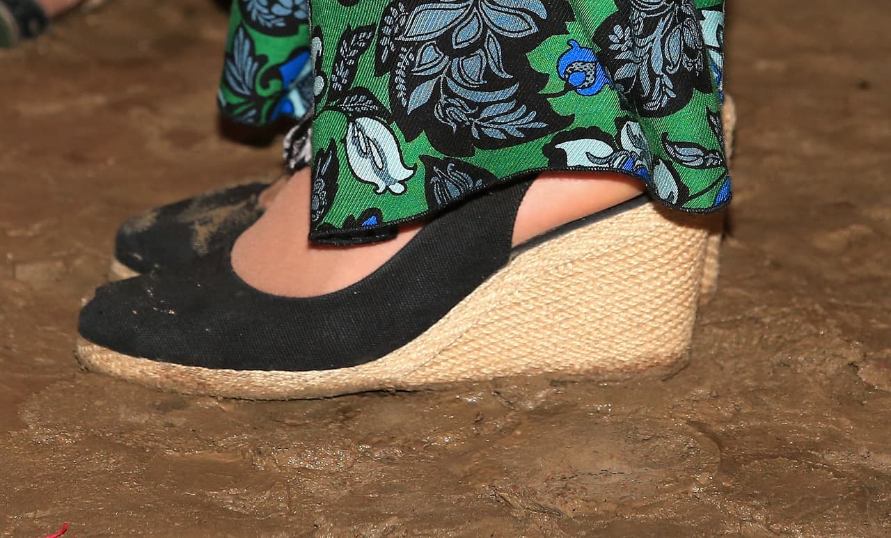 Los zapatos, lejos de los tacones delgados que se entierran en terrenos arenosos y con los que es difícil mantener el equilibrio, de nuevo fueron unos tradicionales espadriles negros.