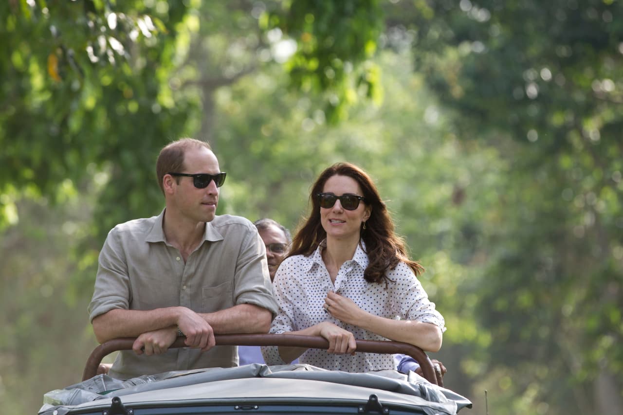 Su looks elegantes pero sencillos, fáciles de imitar y cómodos, como este que usó hoy en el safari, han hecho que en este viaje Kate Middleton se vea tan joven y divertida como es. Cada una de sus apuestas han sido muy bien acompañadas por accesorios como gafas de sol y pequeños clutch de noche.
