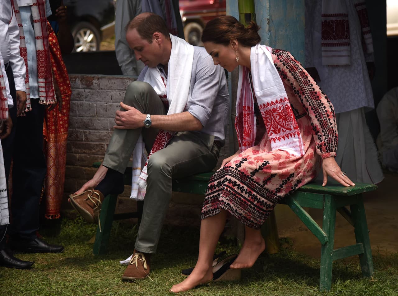 La tradición ha exigido que varias veces Duque y Duquesa se tengan que despojar de sus zapatos, lo que ha hecho que la atención mundial se centre en ellos y que quede delatado que Kate Middleton es una de esos pocas mujer que aún usan medias largas color piel.