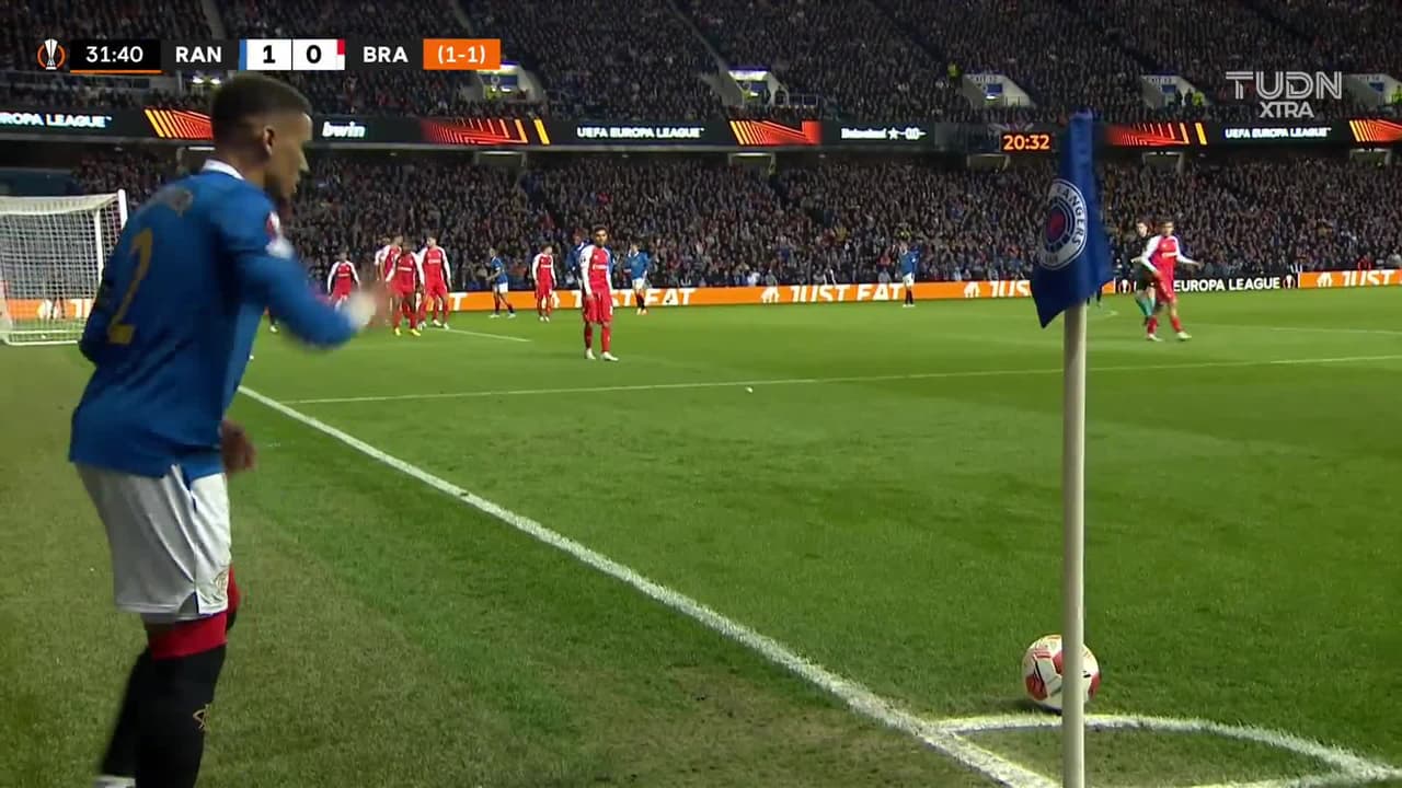 ¡CERCA! Kemar Roofe disparó que se estrella en el poste.