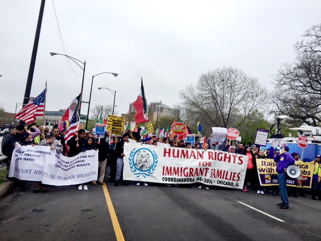 Inmigrantes marchando por una reforma migratoria en Chicago, mayo 1, 2016.