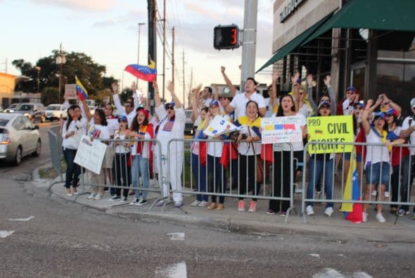 A cantos y gritos pidieron paz y libertad en la calle Westheimer, una de las más transitadas de Houston. 