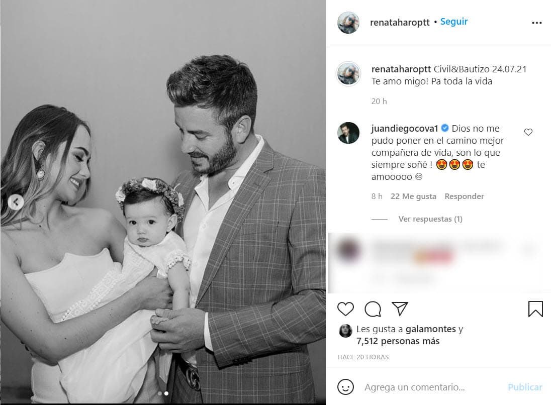 En una de las fotografías los felices padres se muestran emocionado al cargar a su hija 
<b>Renata vestida con un ropón.</b>
<br>