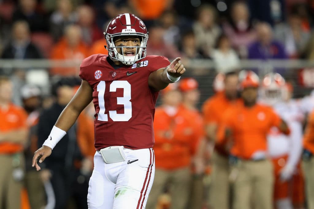 Fue una noche aciaga para Tua Tagovailoa, quien completó 22 de 34 pases para 295 yardas con dos pases de anotación pero también con dos intercepciones.