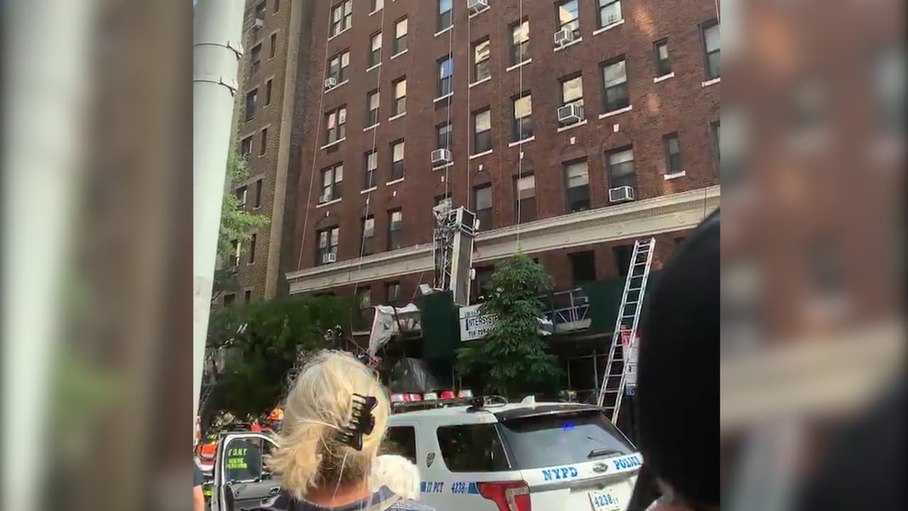 Colapso de andamio en edificio de Manhattan deja un muerto y tres heridos 
