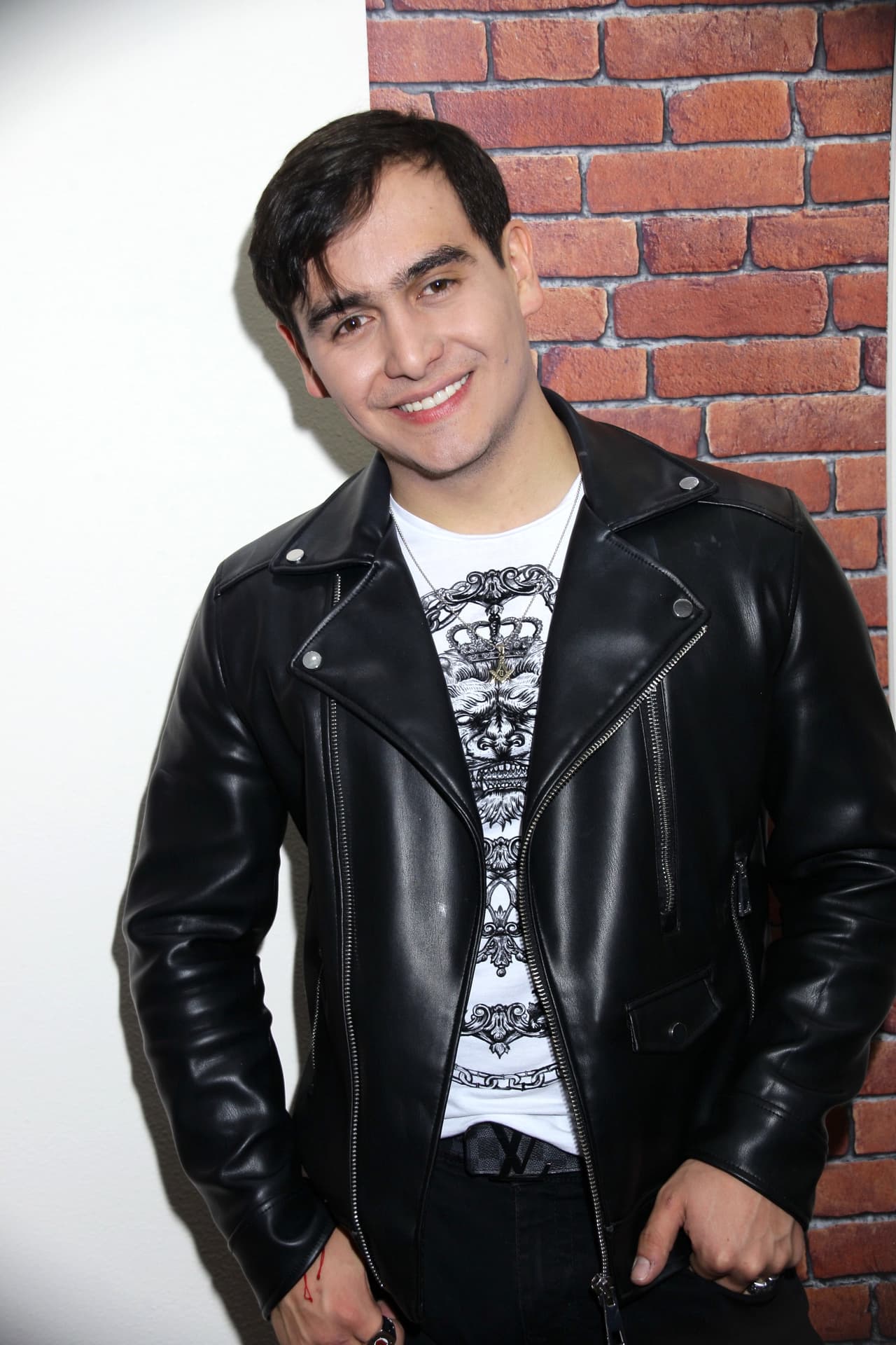 Julián Figueroa, hermano de Juliana, se defendió de los señalamientos y dijo que a pesar de no tener una relación tan cercana con su hermana debido a la distancia, tiene lindos recuerdos y la quiere mucho.
<br>