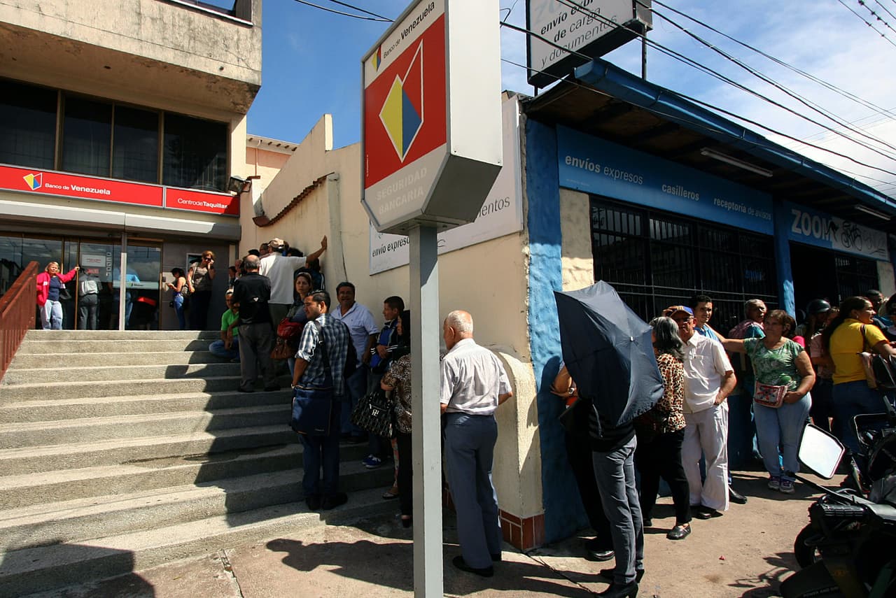 En el estado fronterizo de Táchira, se formaron largas filas este lunes frente a los cajeros electrónicos para depositar dinero.