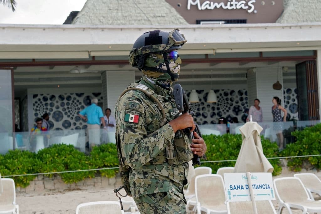 La explosión se registró el lunes por la tarde en el
<b>interior del restaurante Kool Beach</b>, ubicado en Playa del Carmen, en el sureño estado de Quintana Roo, en la zona de
<b>Playa Mamitas.</b>