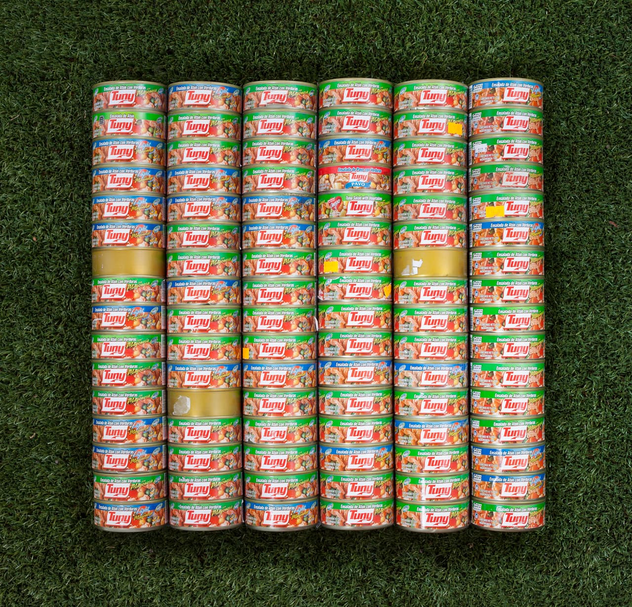 <b>'Tuny' </b>es el nombre de esta imagen. Lo que primero llamó la atención del artista fue que los oficiales desechaban la comida empacada que traían los migrantes. Cientos de latas de atún, la fuente principal de energía para muchos en la travesía, terminaban en la basura y el artista pidió a su supervisor que lo dejara rescatarlos. “Al buscar los alimentos en los contenedores de basura encontré los tesoros de los migrantes, sus más importantes posesiones, con lo que mantuvieron vivos sus cuerpos y espíritus durante el viaje por el desierto", dijo Keifer a Univision Noticias.