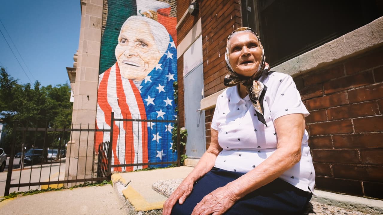 Miquita Ibarra y un grupo de mujeres voluntarias de la iglesia de San Procopio, al sur de Chicago, cocinan cada martes para las personas sin techo. Miquita lleva haciéndolo desde hace 30 años y la llaman la abuela de Pilsen.