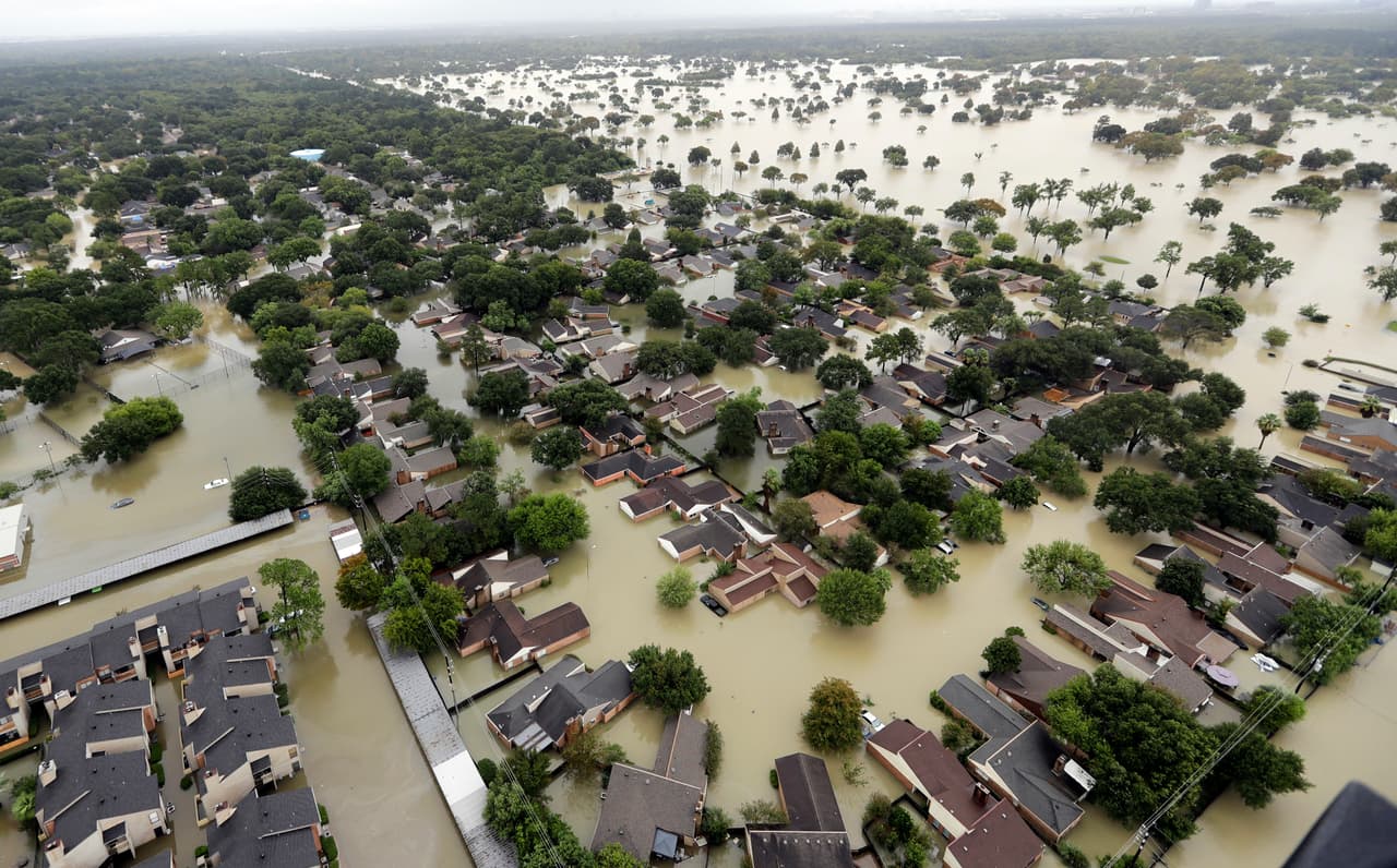 El reservorio Addicks al oeste de Houston, desbordado por la cantidad de agua.