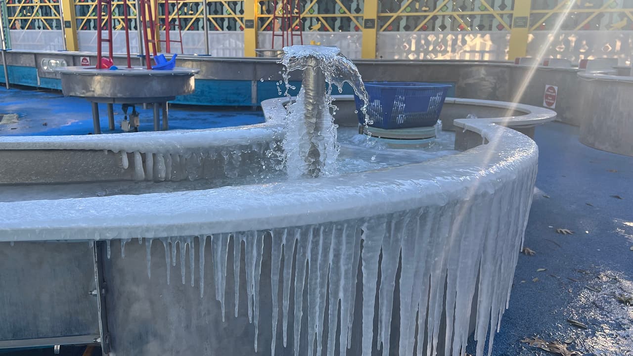 Aquí también se congeló el agua que forma parte de la exhibición llamada FlowWorks.
