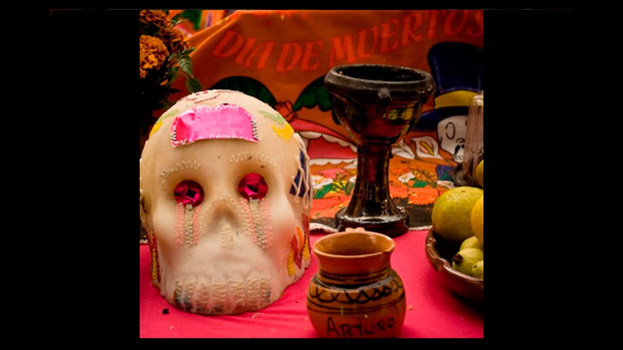 Se dice que el sahumerio, o copal, purifica la ofrenda y aleja los malos espíritus. También significa el paso de la vida a la muerte.