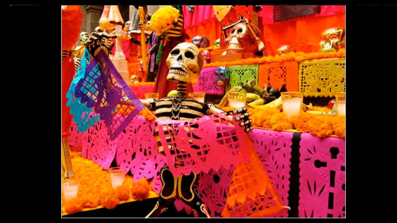 ¿Sabías que el papel picado significa la unión de la vida y la muerte? La fragilidad del cuerpo, la habilidad de la muerte para cortar la vida.