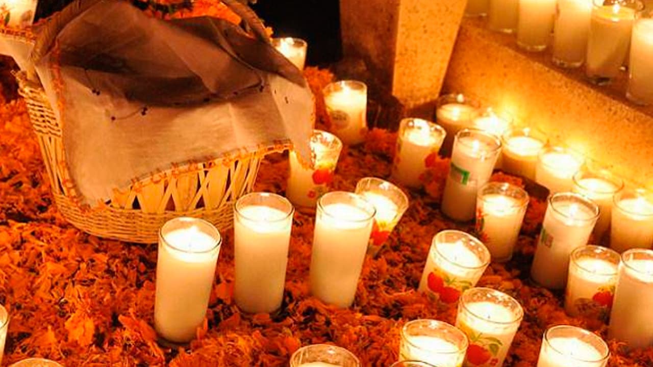 Las velas significan la ascensión del espíritu, el símbolo del amor que guía las almar hacia la ofrenda.