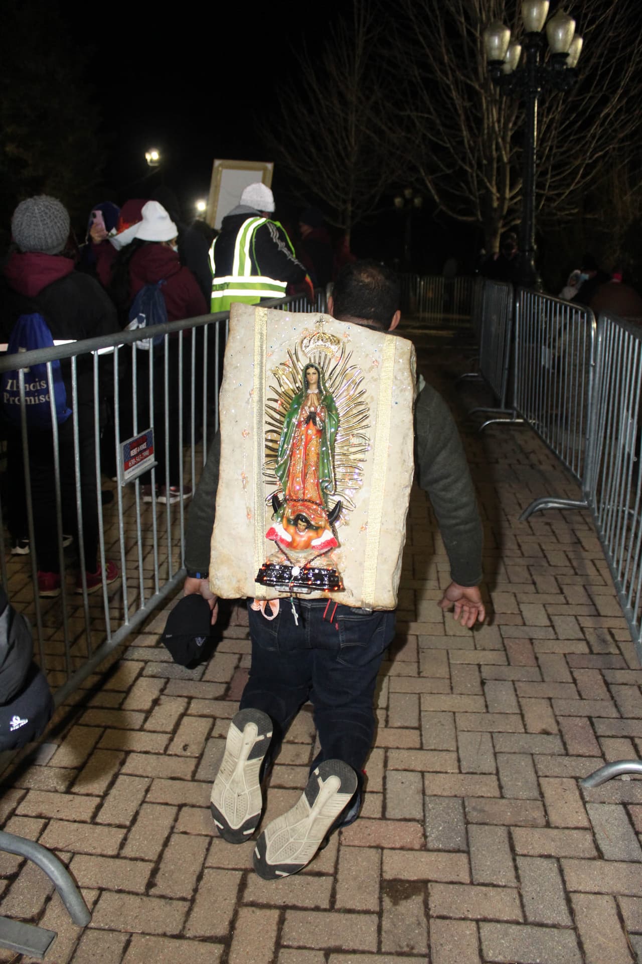 Sin importar el frío ni la dureza del camino, miles de feligreses llegaron hasta El Cerrito del Tepeyac.