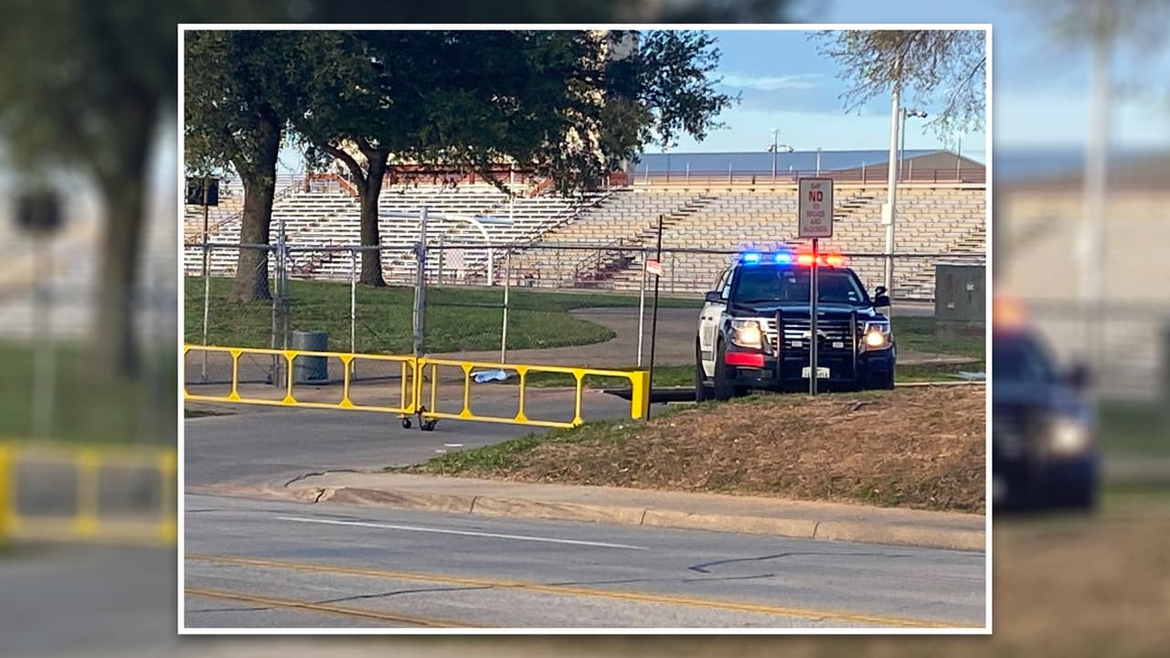 Agentes del Departamento de Policía de Arlington cerraron la escuela por varias horas, mientras registraban todo el lugar.