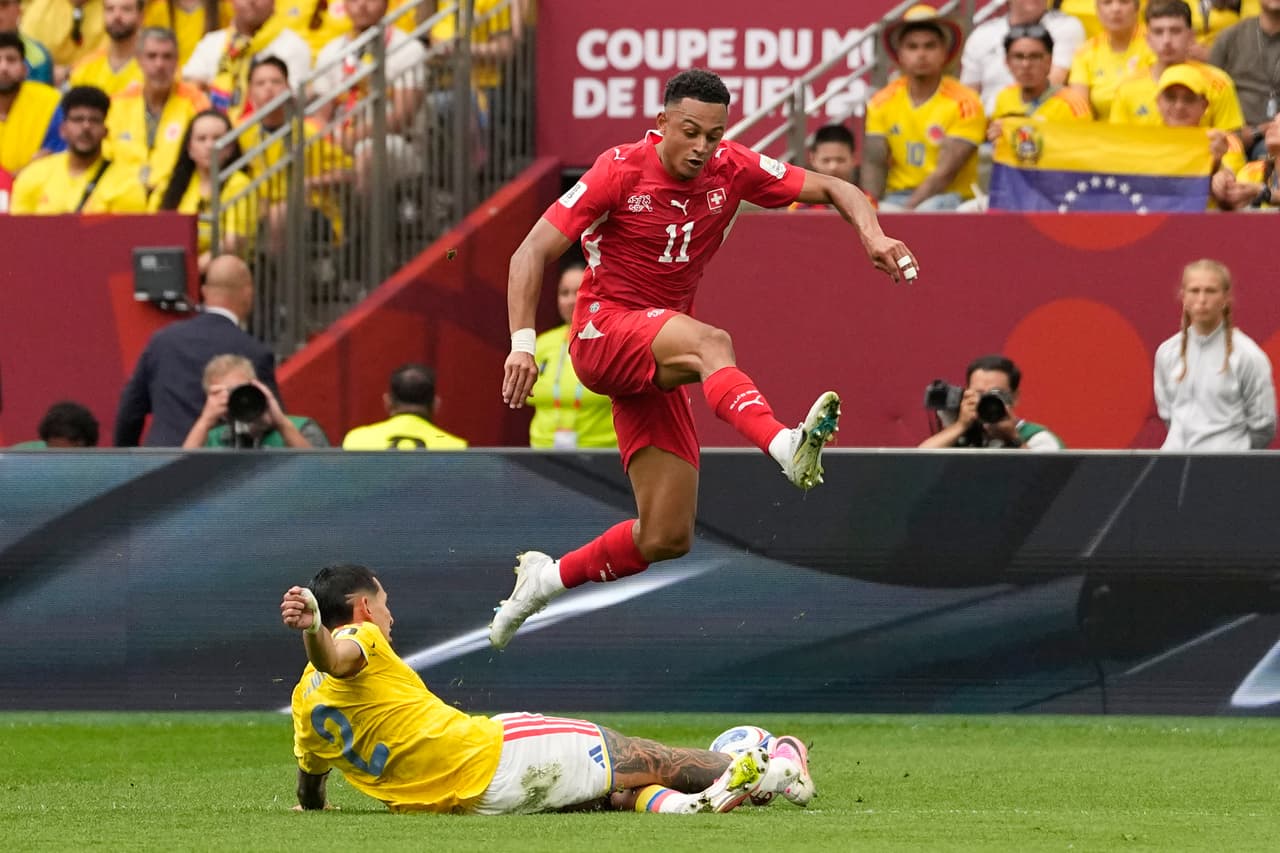 El colombiano Daniel Muñoz (izquierda) despeja el balón ante el suizo Dan Ndoye durante el partido de octavos de final de la Copa del Mundo entre Suiza y Colombia en Vancouver, Columbia Británica, el martes 7 de julio de 2026.