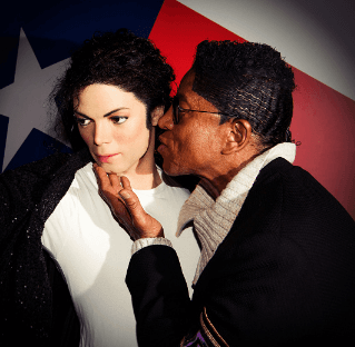 Jermaine Jackson visitando una de las figuras de cera de su hermano.