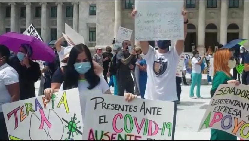 "Senadores Representantes expresa tu apoyo", lee una de las pancartas.