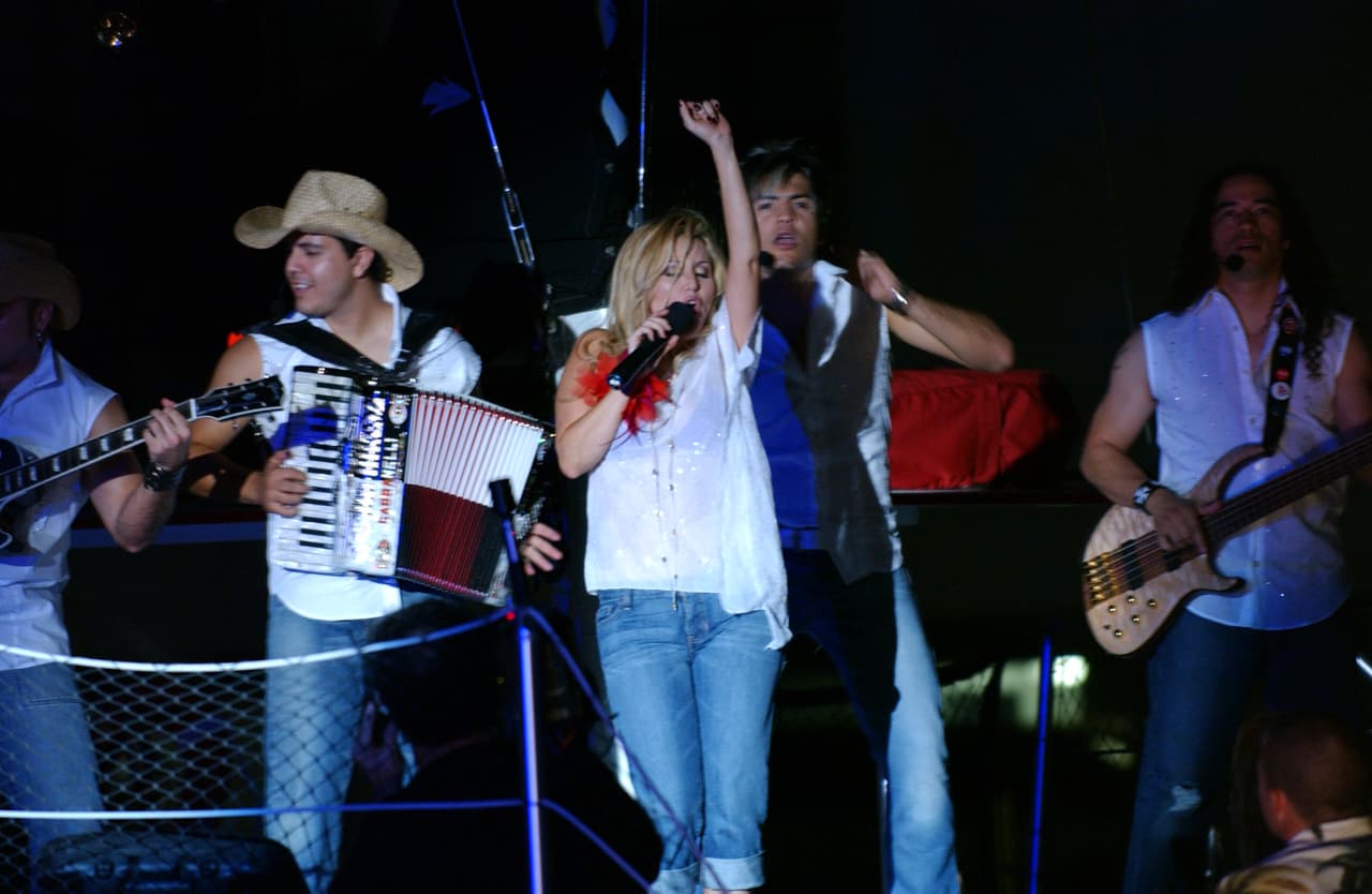 Al terminar la presentación de la cantante dio inicio la alfombra de Premios Juventud 2004 y el resto es historia.