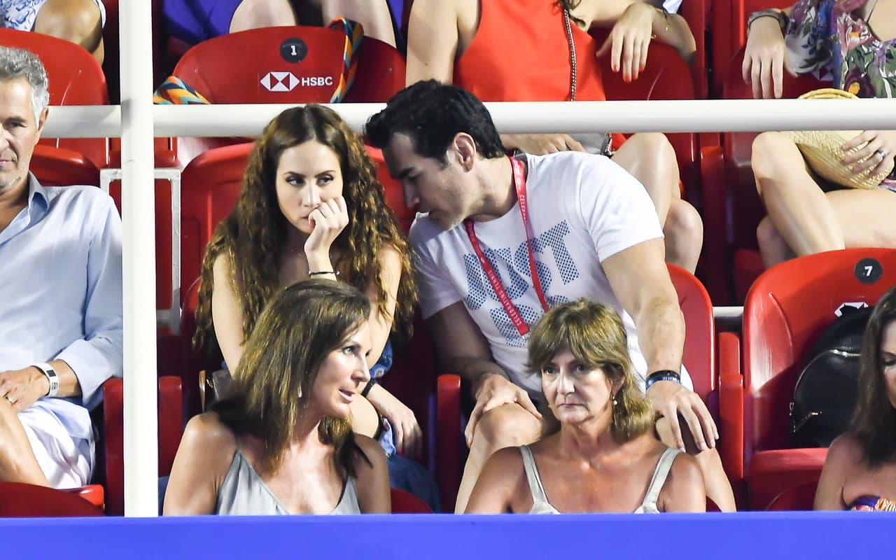 También dejó claro que su noviazgo iba viento en popa. “No me molestan (los rumores). No les doy relevancia, mi energía está plasmada en las cosas importantes que son mi vida, mi trabajo y mi familia“, aseveró Zepeda.