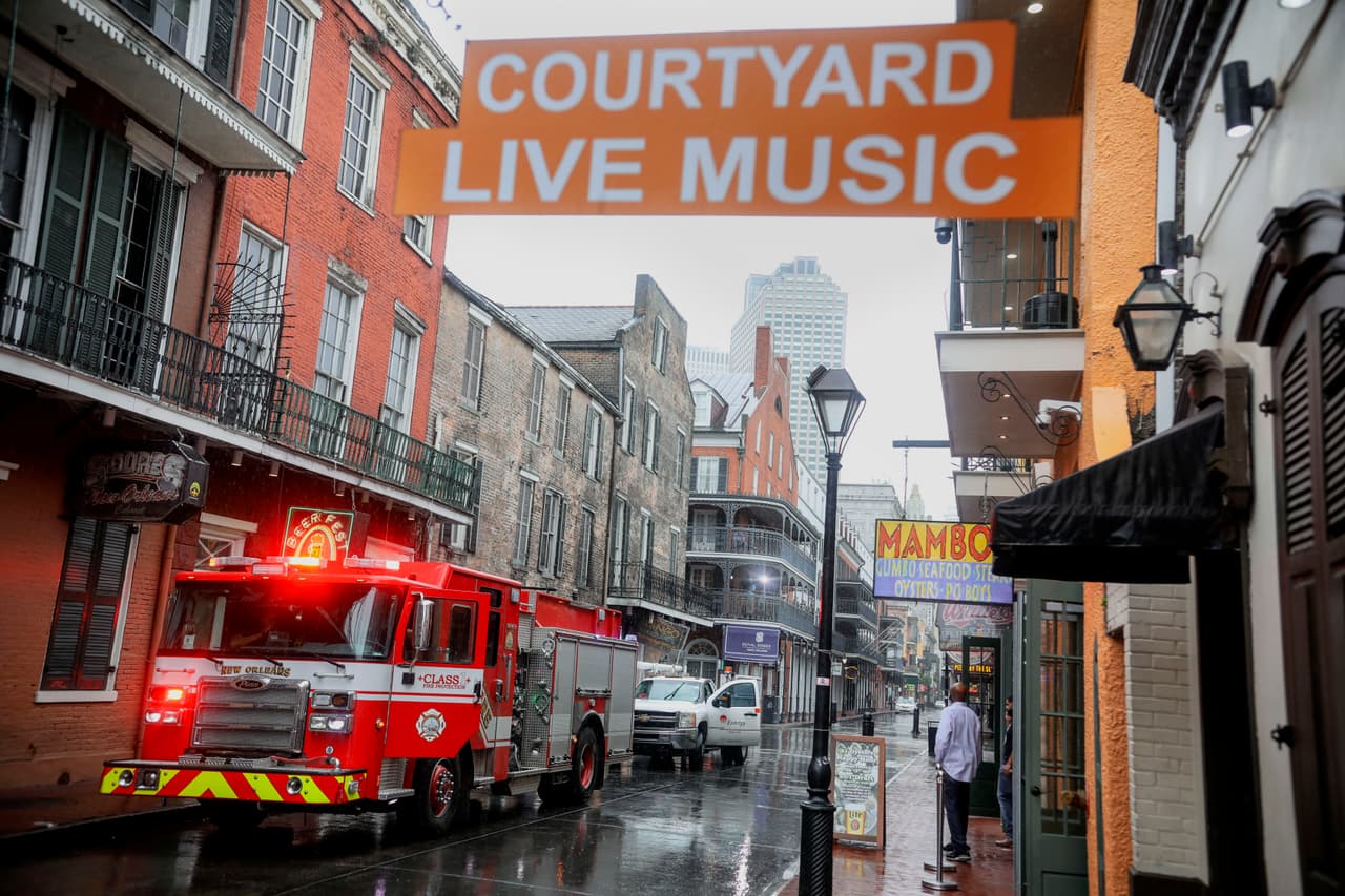 Una vista general de la calle Bourbon en el Barrio Francés cuando el huracán Zeta ya había tocado en Louisiana, azotando casas y negocios con lluvia y fuertes vientos, y dejando sin electricidad a miles de personas.