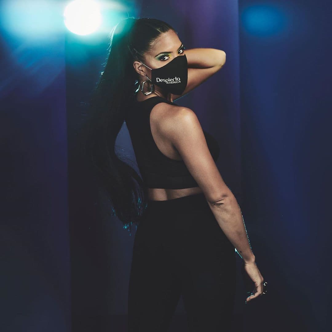 La dominicana acudió a los ensayos con el cubre bocas de Despierta América bien puesto y así se lo hizo saber a sus seguidores de Instagram: "Representando. Despierta América dice presente en Premios Juventud"