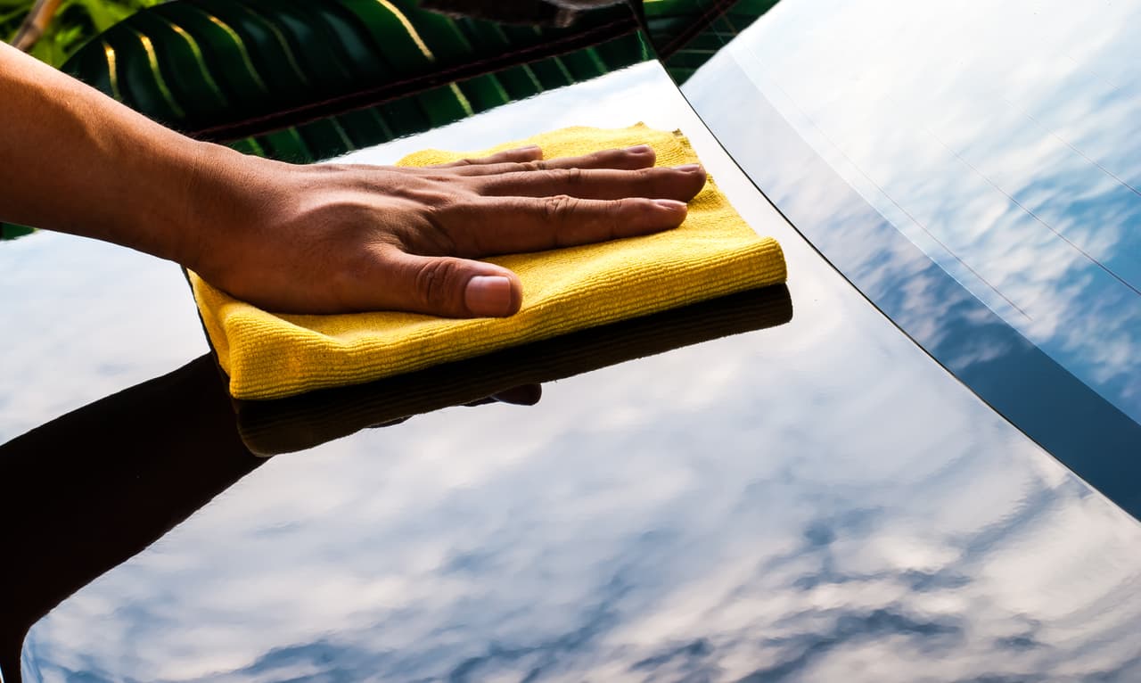 Los cristales 
<b>deben de limpiarse con producto especial. </b>No apliques el mismo que utilizas para limpiar las ventanas de tu casa, contienen demasiado amoniaco y podrían mancharlos.
<br>