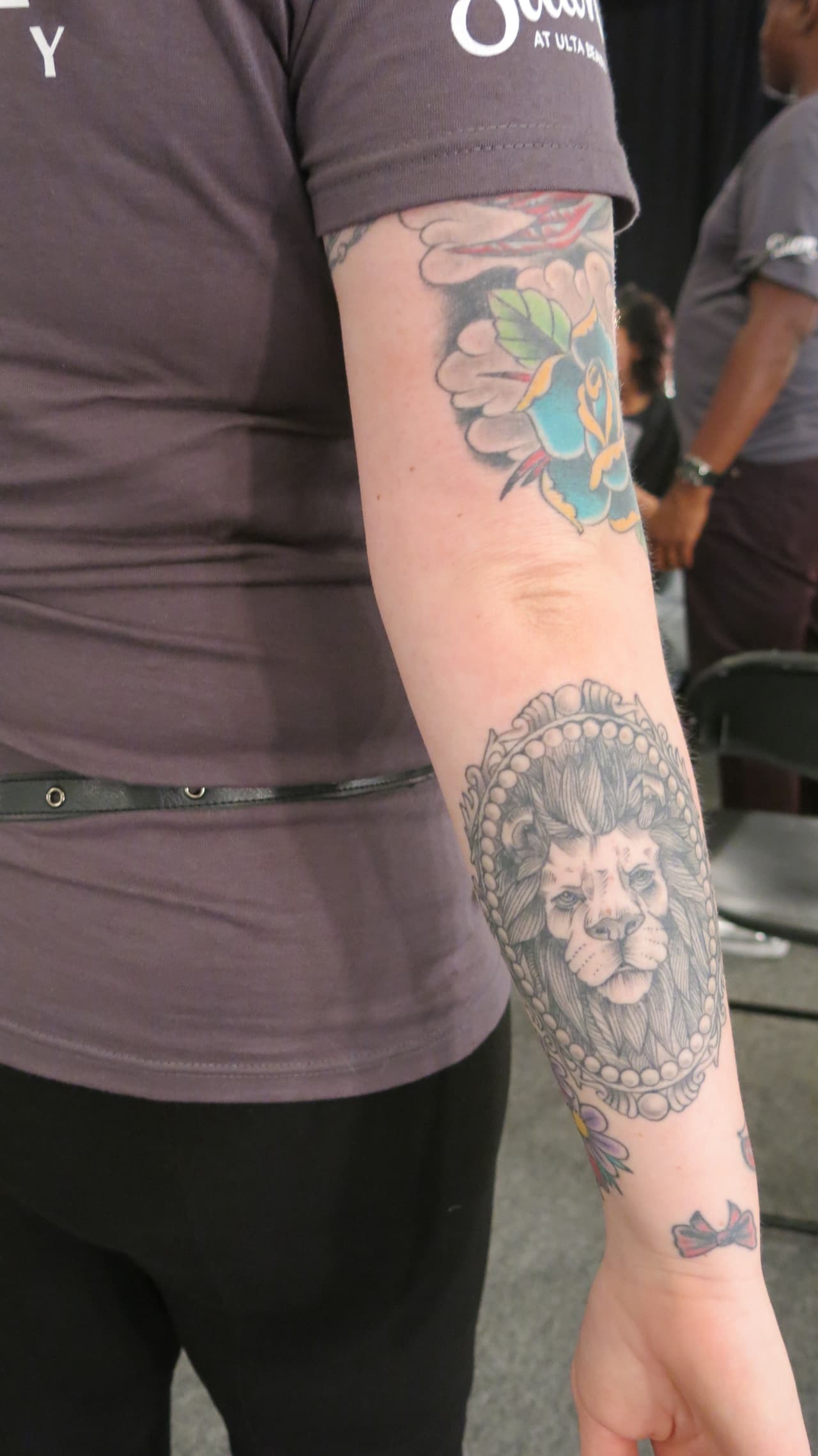 Ella lleva diferente estilo en su piel.