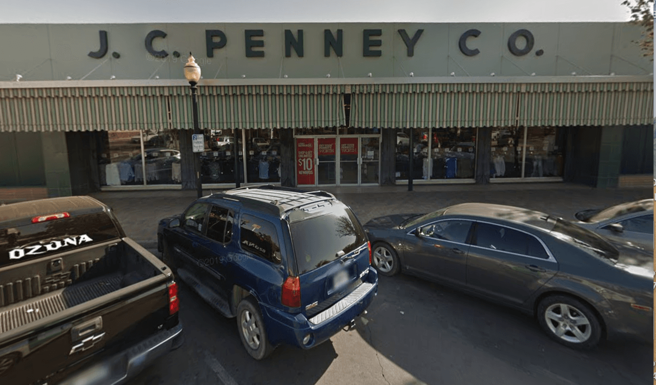 Localizado en el 1228 de la calle Main Street, en Delano.