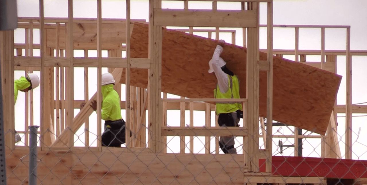 <b>¿A quién reportar si ves condiciones inseguras en el trabajo?</b>
<br>
<br>Unos 1,030 trabajadores murieron a causa de lesiones laborales relacionadas con un espacio confinado, del 2011 al 2018, según la Oficina de Estadísticas Laborales de los Estados Unidos. De esos, 166 trabajadores murieron por derrumbes de zanjas.