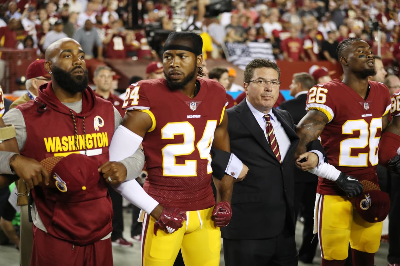 Entre tanto, Josh Norman (#24), Daniel Snyder (dueño del equipo), Bashaud Breeland (#26), entre otros, se quedaron de pie con los brazos entrelazados.