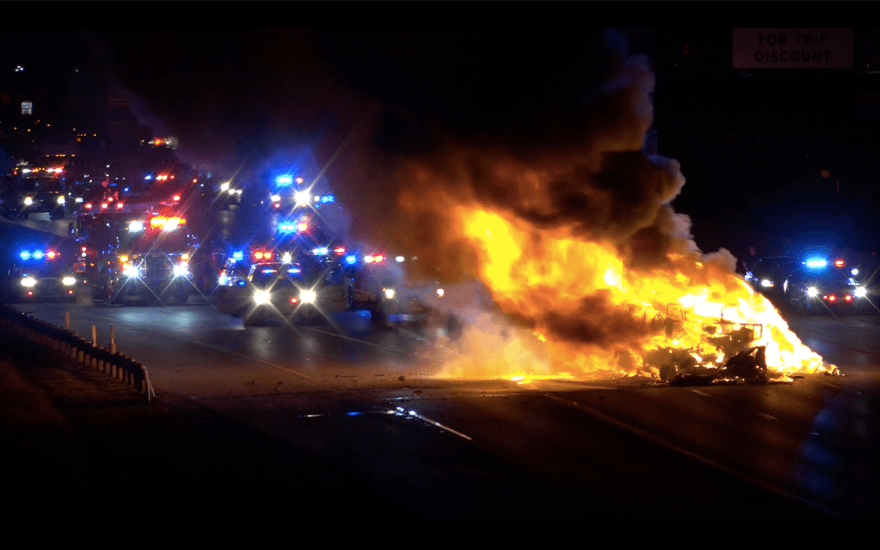 La camioneta se incendió luego de que las autoridades rescataran a dos niños pequeños.